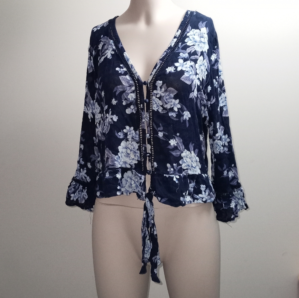 AMERICAN EAGLE OUTFITTERS Long Bell sleeve floral print top size small navy blue